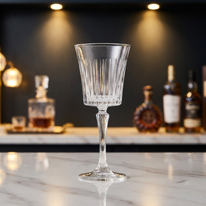 Elegante Juego de 2 Copas de Vino de Vidrio sin Plomo con Diseño Moderno para Vino Tinto y Blanco - Product Image 4