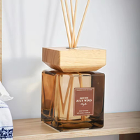 Diffuseur d'arômes de luxe en verre carré avec bâtonnets en rotin et couvercle en bois, parfum d'intérieur longue durée, purificateur d'air