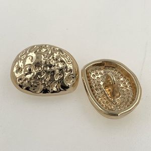 เสื้อสเวตเตอร์คอตตอนเย็บด้วยมือกระดุมโลหะแบบไม่สม่ำเสมอ - Product Image 3