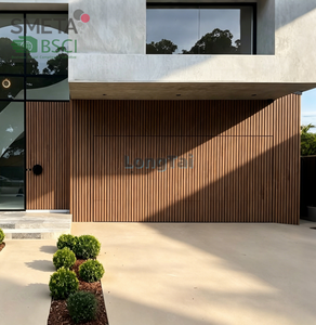 Puerta de Garaje Seccional de Madera Sólida Estilo Cape Cod LONGTAI, Puerta Decorativa para Villa Costera - Product Image 4