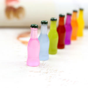 Al por mayor: Dijes de resina con forma de botella de zumo, bebida o vino, pintados a mano, artísticos, para manualidades, fabricación de joyas, pendientes, colgantes y casas de muñecas - Product Image 1