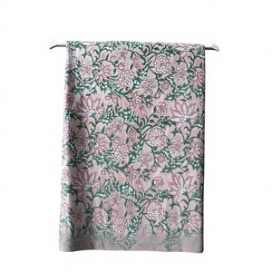 Tela de Algodón con Estampado Floral Botánico en Bloque, Hecha a Mano en India, en Rosa y Verde, para Vestidos, Decoración del Hogar y Kurtis - Product Image 1