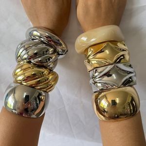 Nouveauté 2024, mode, vente en gros pas chère, <span class=keywords><strong>bracelet</strong></span> ouvert martelé en or 18 carats pour femmes, <span class=keywords><strong>bracelet</strong></span> épais plaqué or - Product Image 1