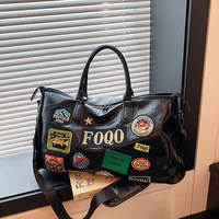 Sac de voyage en PU froissé avec patch brodé en chenille personnalisé, compartiment à chaussures séparé pour articles secs et humides, sac de week-end multifonctionnel