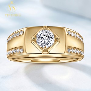Anillo de Hombre con Moissanita Redonda Chapado en Oro de 14K, Banda de Cuatro Puntas con Piedras Laterales para Boda o Compromiso - Product Image 1