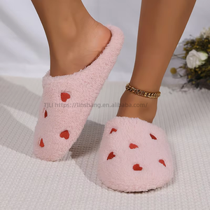 Vente en gros de nouvelles pantoufles en fourrure pour femmes, pantoufles moelleuses en peluche avec imprimé cœur, pantoufles plates et douces, chaussures et sandales pour femmes - Product Image 2