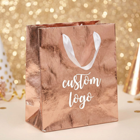 Sac en papier de luxe finition chrome argenté métallisé avec logo personnalisé pour une image de marque technologique haut de gamme