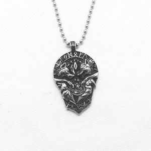 Collier pendentif loup Yunnique en acier titane pour homme, design animalier, style hip-hop, idéal pour les soirées - Product Image 1