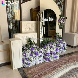 Marco de metal plateado con espejo LEDA, moderno y personalizable, ideal para decoración de fondo en bodas y reuniones familiares. - Product Image 2