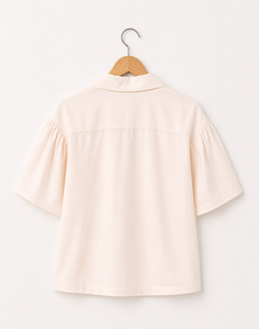 Achetez un haut beige à dentelle avec manches courtes et boutons, un haut décontracté et tendance pour l'été et les occasions quotidiennes pour femmes. - Product Image 3