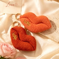 Breloque de sac en peluche en forme de lèvres style Ins, pendentif décoratif de sac matelassé de luxe, logo personnalisé, cadeau de Saint-Valentin, porte-clés