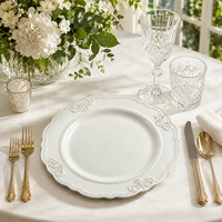 Woju Klassische 13-Zoll Goldene Kunststoff-Platzteller mit Verziertem Perlenrand für Hochzeiten, Hotel-Bankette und Tischdekoration