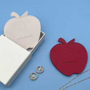 Vente en gros de sacs d'emballage pour bijoux en cuir pliables de luxe personnalisés en forme de pomme avec logo en relief - Product Image 3