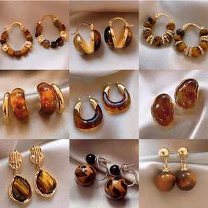 Orecchini Geometrici in Argento Placcato Oro, Stile Retrò di Lusso, Design Esclusivo, Versatili, con Incastonatura a Castone, Vendita all'Ingrosso - Product Image 2