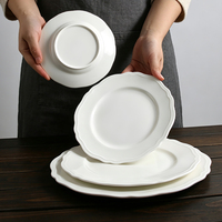 Assiette plate festonnée en porcelaine fine de style baroque, élégantes assiettes de présentation en forme de fleur pour mariage
