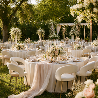Chaise de mariage moderne en bouclette avec dossier ouvert en forme de C et pieds en acier inoxydable doré pour la location d'événements commerciaux