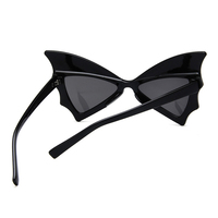 Lunettes de soleil de haute couture pour femme, style chauve-souris, avec rivets, décoration métallique papillon et effet œil de chat