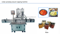Automatische elektrische machine voor het sorteren, invoeren en afsluiten van plastic glazen flessen met fruitjam, augurken, olie, siroop en tomaten.