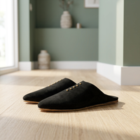 Babouches marocaines pour femmes en daim noir avec accents de perles, style mules