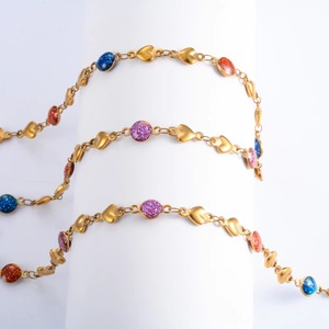 Collier ras du cou en acier inoxydable plaqué or avec chaîne à maillons et perles émaillées colorées en forme de cœur pour femme - Product Image 2