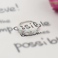 Bague torsadée en opale Ellipse |   Bague incrustée de pierres précieuses irisées |   Bijoux de mode inspirés de la nature pour femmes, tendance actuelle