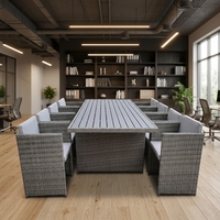 Ensemble de table et chaises de luxe pour l'extérieur, idéal pour dîner en famille, barbecue, avec foyer en rotin pour villa