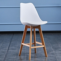 Tabouret de bar moderne de style nordique avec dossier, repose-pieds, coussin en PU, assise en PP, pieds en bois, mobilier en gros