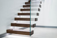 Prima Escalier droit flottant avec support suspendu invisible, marches en bois étanches, barre métallique noir mat, pour villa