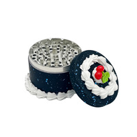 Article chaud direct d'usine 50-70MM broyeur d'herbes manuel en alliage de Zinc à quatre couches conception de gâteau créatif pour accessoires de fumer en boîte
