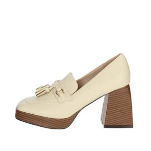 Mocassins à talon plateforme en cuir pour femme Menbur avec détail pompon - Product Image 1