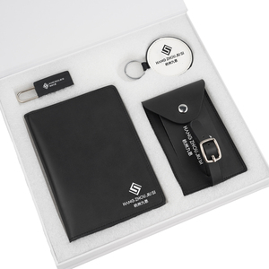 Porte-passeport de voyage en cuir véritable avec logo personnalisé de luxe Porte-clés pour étiquette de bagage Cadenas Ensemble de cadeaux d'entreprise pour les entreprises - Product Image 1