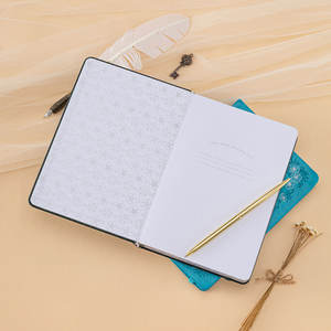 Carnet A5 Sakura en cuir PU avec couverture gaufrée à l'or, bordure argentée, journal à grille de points avec ruban et bande élastique - Product Image 6