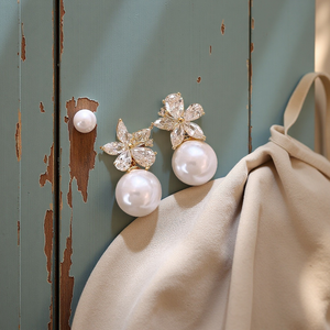 أقراط متدلية لؤلؤ أنيقة على شكل زهرة مع أحجار الراين البراقة تصميم رائع لحفلات الزفاف والأزياء اليومية - Product Image 2