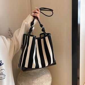 Bolso de Hombro de Verano Estilo Coreano, Bolso Minimalista para Mujer con Diseño de Alta Gama - Product Image 6