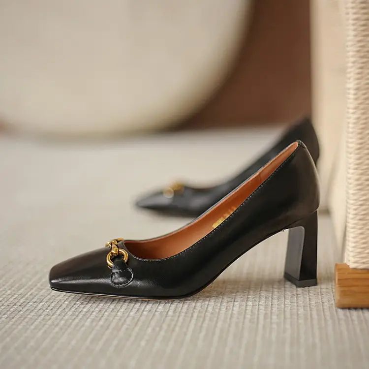 כניסות חדשות 2023 מעצב נקבה הנעלה נעליים עם מתכת שרשרת אדום עקבים נעלי לאישה נשים