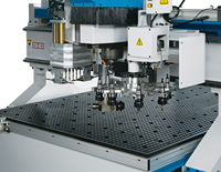 Routeur CNC industriel avec moteur de fraisage haute vitesse et outil de découpe pour le travail du bois et la fabrication d'armoires