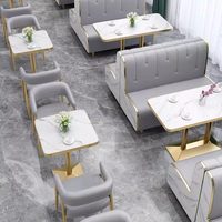Kürbisorange Gepolsterte Esszimmerstühle Set Marmortischplatte Goldene Tischgestelle und Sitzbänke für Cafeteria Hotel Geschäft