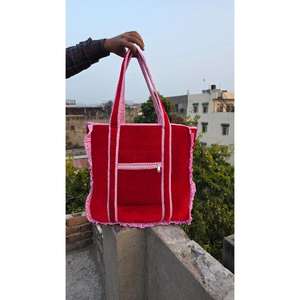 Sac de voyage matelassé en coton, fabriqué à la main avec un élégant motif imprimé en bloc, élégant, durable et spacieux - Product Image 1