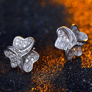 Orecchini a Perno E3346 in Oro Bianco con Fiore e Micro Inserto di Diamanti Taglio Brillante Rotondo, Gioiello Classico da Donna - Product Image 5