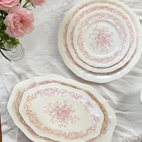 Service d'assiettes de dîner en porcelaine rose vintage, design rétro en relief, assiettes de présentation blanches à dentelle pour mariage