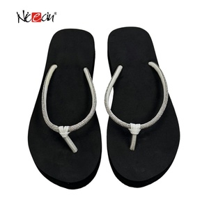 Sandales de plage à talons hauts et plateforme pour femmes, avec lanière brillante effet diamant, semelle souple en EVA – Vente directe fabricant en gros - Product Image 1