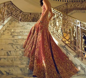 Elegante vestido nupcial indio pakistaní de sirena hasta el suelo con Sendero largo y bordado Zardozi pesado para boda - Product Image 4