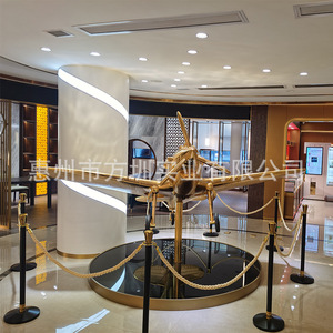 Escultura de Avión Dorada de Acero Inoxidable, Montada en el Suelo, Diseño Artístico Moderno, Hecho en Shenzhen - Product Image 3