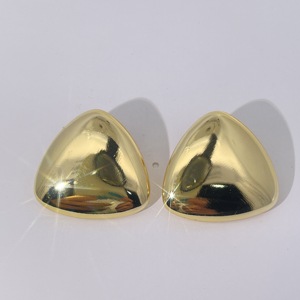 Boucles d'oreilles clous triangulaires classiques en laiton mat Tianyu Gems, plaquées or et sans pierres, unisexe - Product Image 6