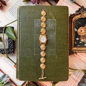 Reloj de Pulsera de Cuarzo Dorado Vintage Hecho a Mano para Mujer, Accesorios de Moda Retro con Diseño Único de Botones y Cuentas, Joyería Personalizada - Product Image 6
