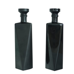 Bouteille en verre carrée noire brillante ou mate de 700 ml et 750 ml de qualité supérieure pour la vente en gros, idéale pour la tequila, le <span class=keywords><strong>mezcal</strong></span> et les spiritueux, avec bouchon en liège. - Product Image 1