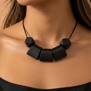 Collar de cordón de cuero fino con cuentas facetadas de madera ligera en forma de polígono y trapezoides, joyería minimalista boho natural para mujer - Product Image 6