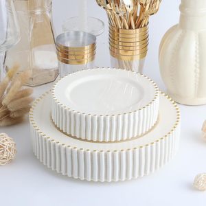 Assiettes de présentation de luxe en plastique blanc avec bord doré, 13 pouces, transparentes et perlées, réutilisables, pour mariages (vente en gros) - Product Image 1