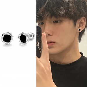 Orecchini a Cerchio Intrecciato con Onice Nero Incastonato, Orecchini a Piercing Rotondi Minimalisti Unisex - Product Image 1