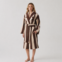 Peignoir douillet à col châle rayé en tissu éponge de coton Softextiles, ultra doux et absorbant, idéal pour les centres de villégiature, personnalisable avec broderie